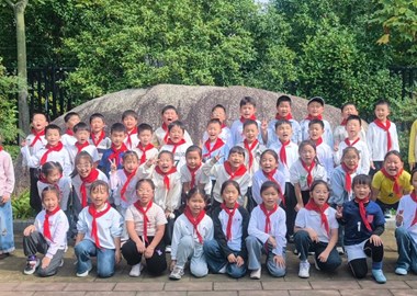 高举队旗跟党走 做新时代好少年—— 凤凰中心小学 2026-2027 学年第一学期二年级入队仪式